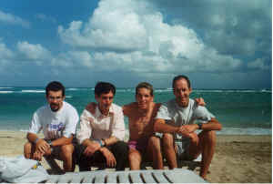 Sulla spiaggia a Cuba, ottobre 2000.jpg (197148 byte)